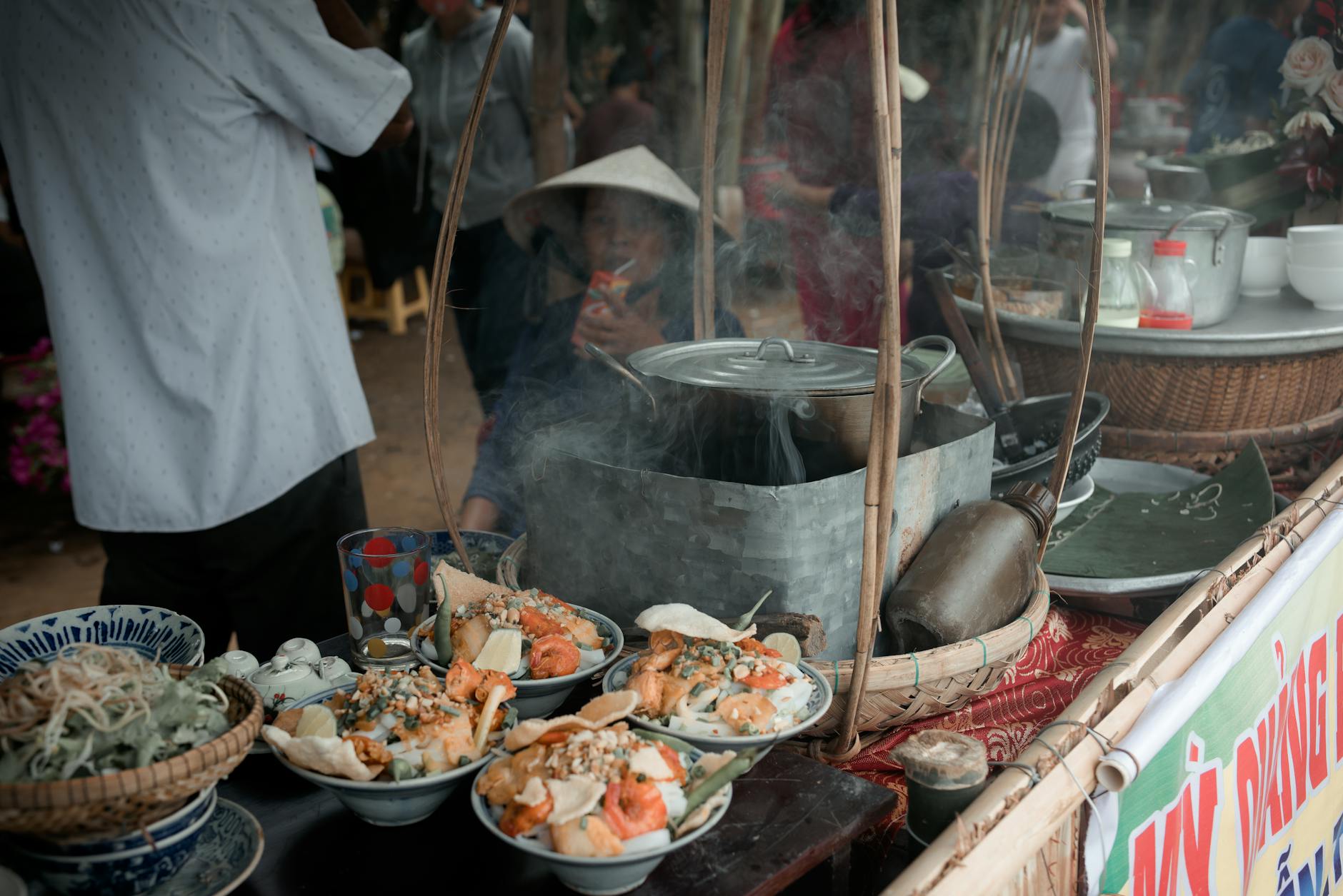 Vivace mercato di cibo di strada vietnamita a Ho Chi Minh City