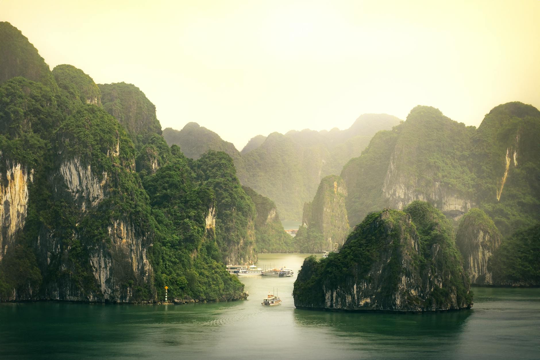 Panorama aérien du Vietnam entre la Baie d'Ha Long et le Delta du Mékong