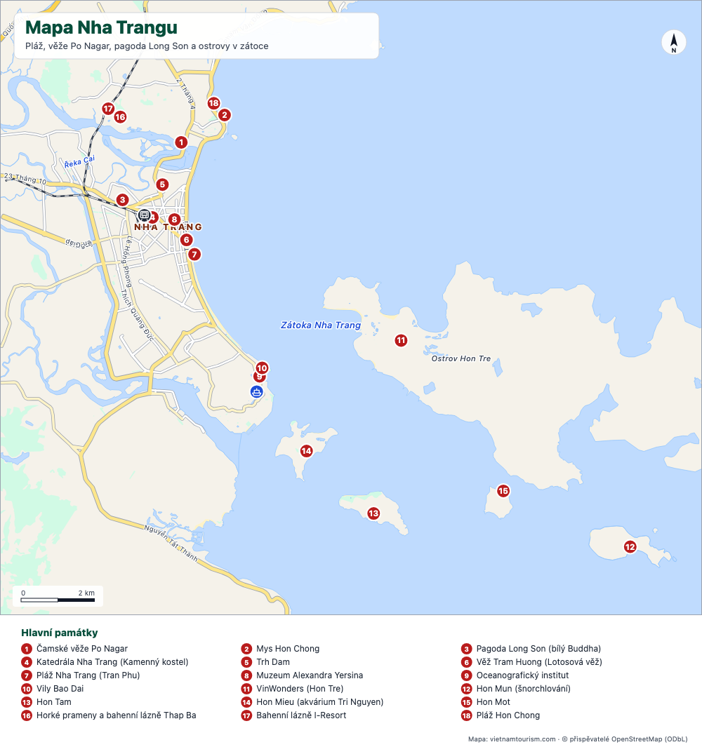 Mapa Nha Trangu s pláží, ostrovy v zálivu a 18 očíslovanými místy